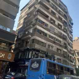 شقة 4 غرف وصالة ومطبخ و 2 حمام. مساحة 100 متر صافى.