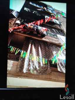 بيت للبيع ممتاز مكون من 6 أدوار مبنى على عمدان مساحه 70 م فيه مياه وغاز 