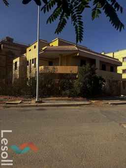 توين بالحي الاول شرق بمدينه الشروق نصف تشطيب مسجل ناصيه