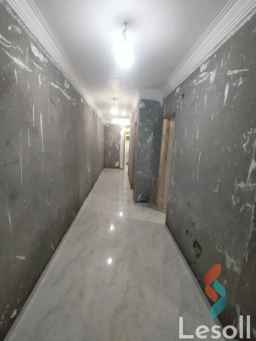 شقة للبيع بسعر مغري شارع الخمسين الرئيسي خلف محطه مترو النزهه 