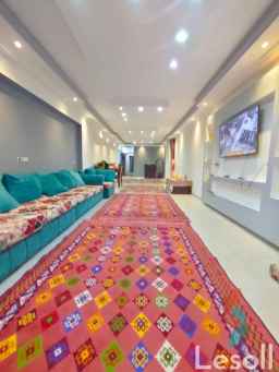 شقة 200م مفروش للإيجار بمنطقه نادى التنميه محطه الملف علي الشارع الرئيسي .