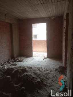 شقه للبيع علي شارع ال17 الرئيسي برج ساكن كامله المرافق واجهه بحريه