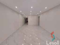 شقة في الحي الثامن  180 م للإيجار علي المحور المركزي 