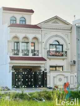 فيلا منفصلة كبيرة بسعر شقة بالشيخ زايد مساحة الأرض 725 متر