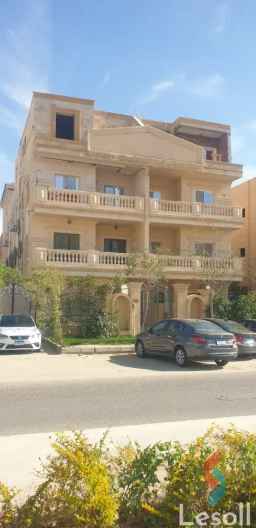 شقه للبيع في مدينه الشروق في فيلا 