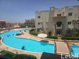 شاليه مميز للايجار بالعين السخنة بإطلالة رائعه ومباشرة على حمام السباحه