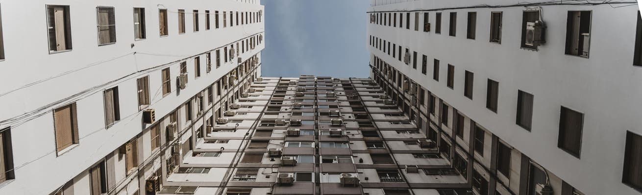 شارع سكني في مصر بمبانٍ متوسطة الارتفاع وأشجار نخيل