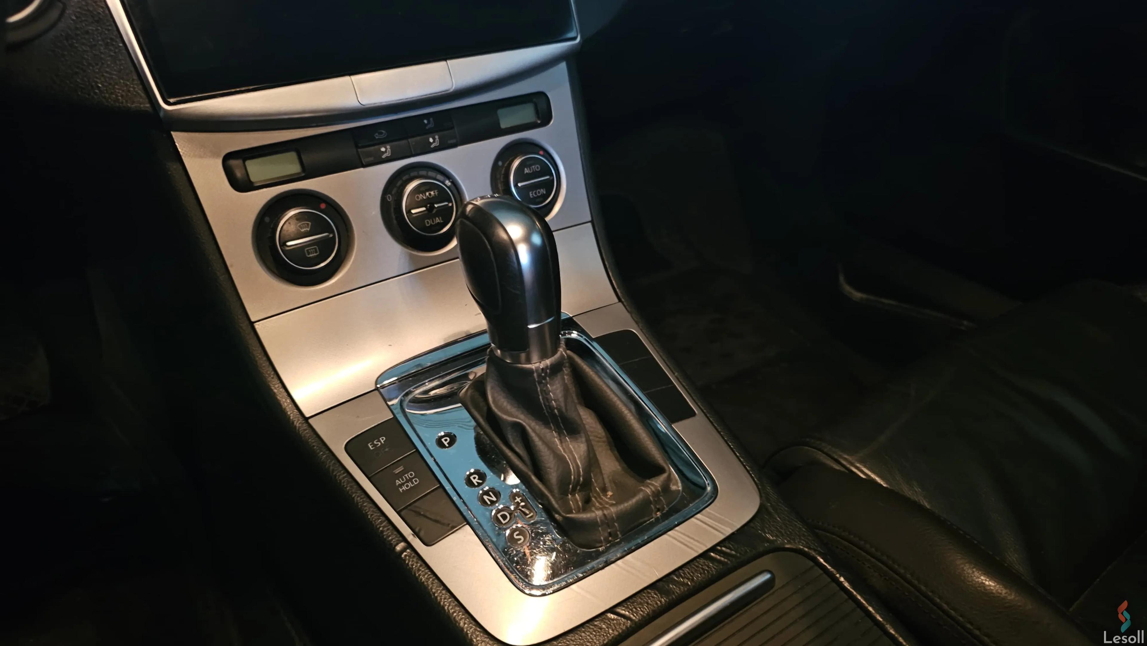 فولكس واجن باسات اوتوماتك مستعملة فضي موديل 2006