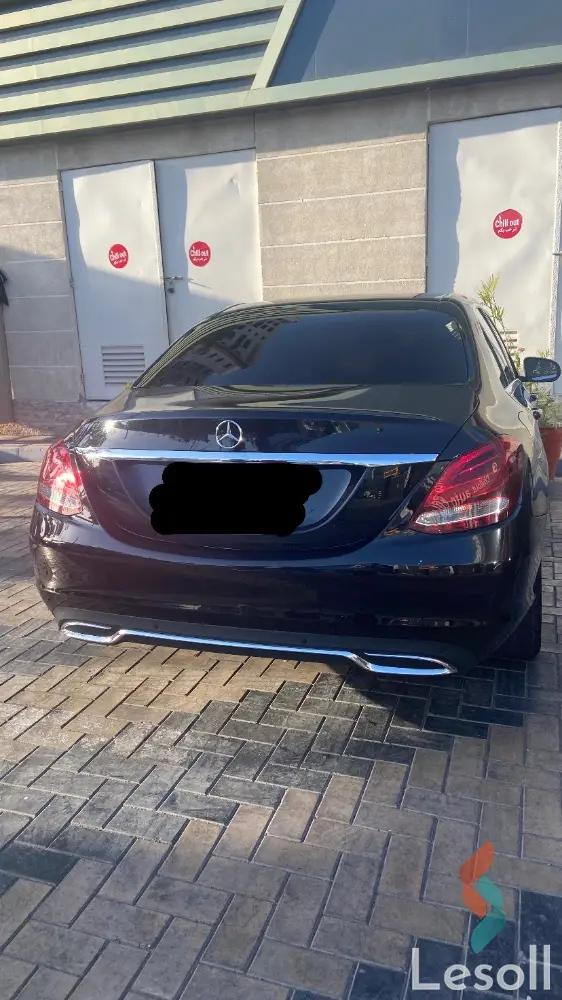 مرسيدس بنز ١٨٠ سي اوتوماتك مستعملة أسود موديل 2017 - صورة 3