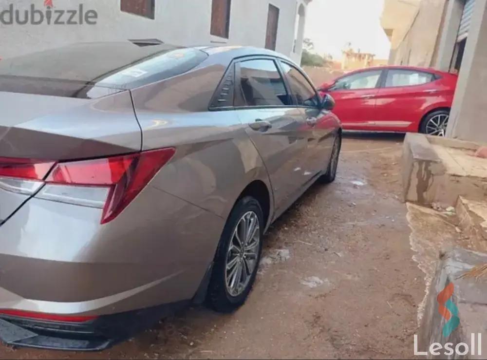 هيونداي إلنترا اوتوماتك مستعملة فضي موديل 2021 - صورة 2