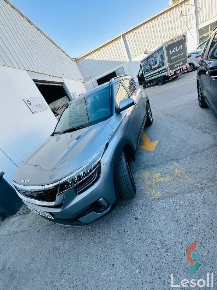 كيا سلتوس اوتوماتك جديدة رمادي داكن موديل 2023 - صورة 3