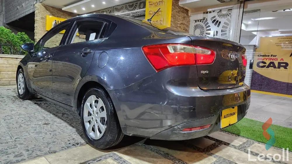 كيا ريو اوتوماتك مستعملة رمادي داكن موديل 2013 - كل الصور