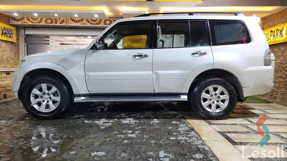 ميتسوبيشي باجيرو اوتوماتك مستعملة أبيض موديل 2014