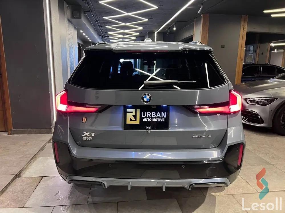 بي ام دبليو x1 اوتوماتك مستعملة رمادي داكن موديل 2023 - صورة 3