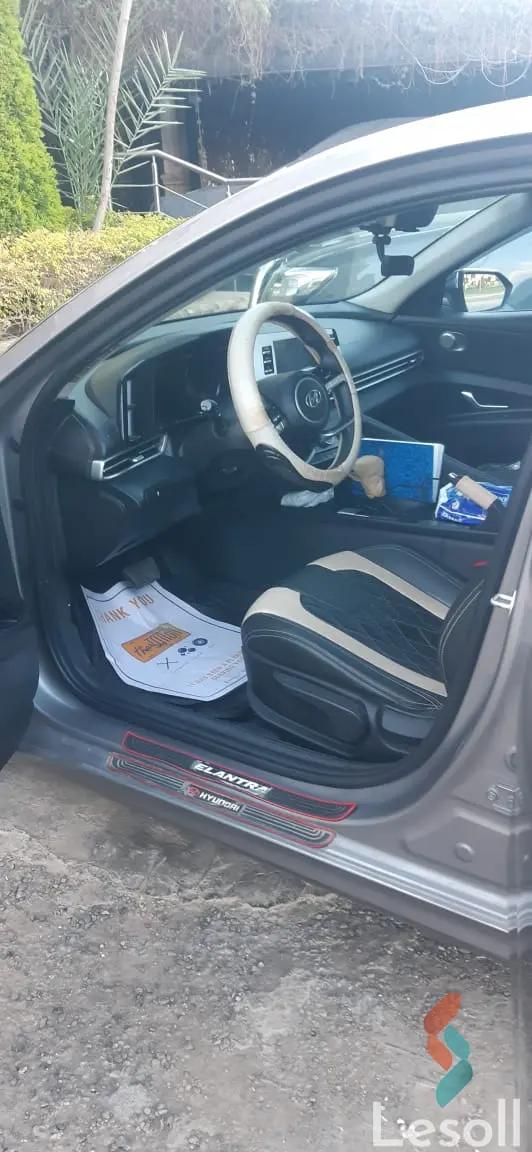 هيونداي إلنترا اوتوماتك مستعملة رمادي داكن موديل 2022 - صورة 2