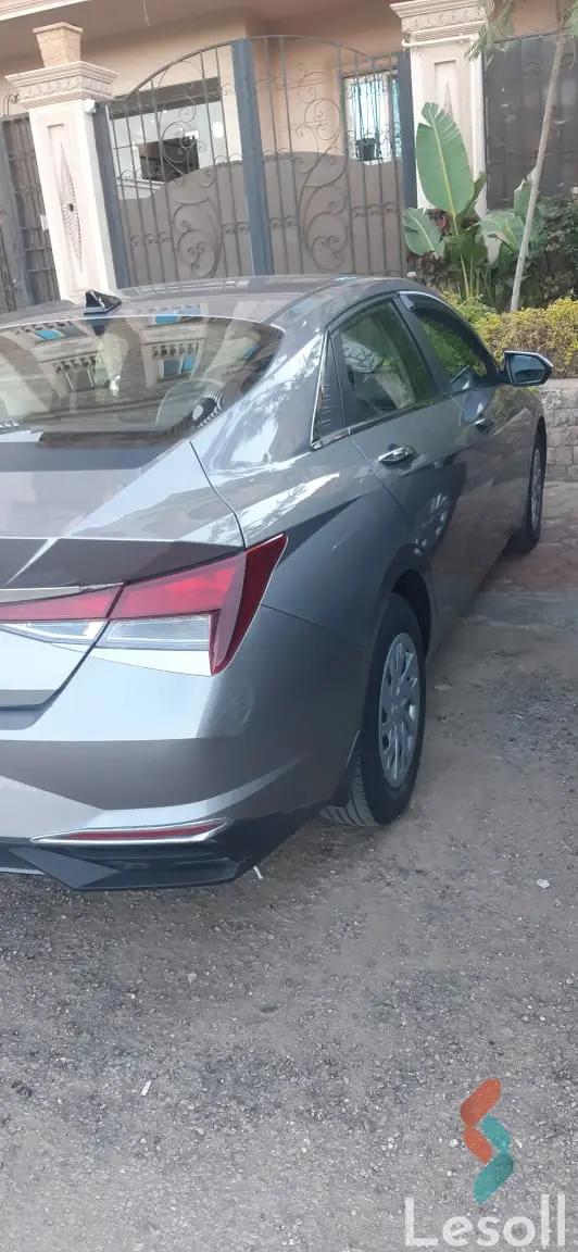 هيونداي إلنترا اوتوماتك مستعملة رمادي داكن موديل 2022 - صورة 4