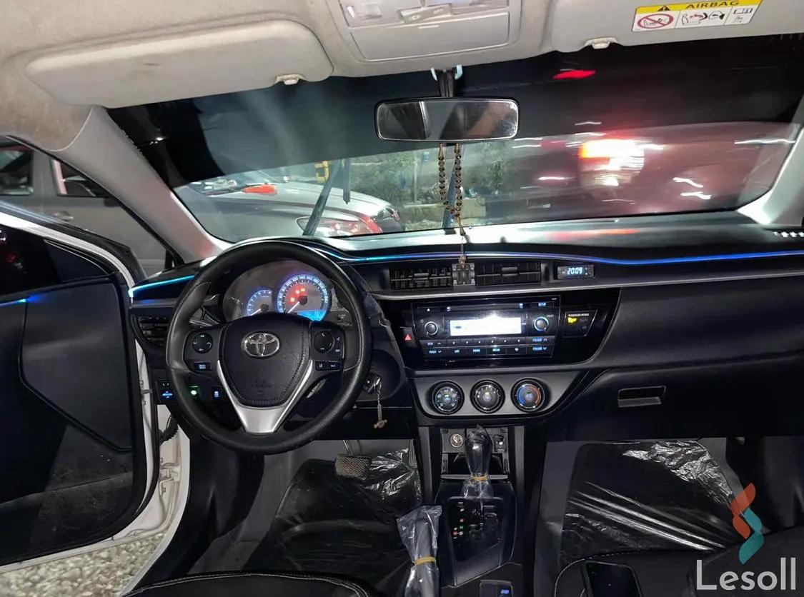 تويوتا كورولا اوتوماتك مستعملة أبيض موديل 2014 - صورة 2