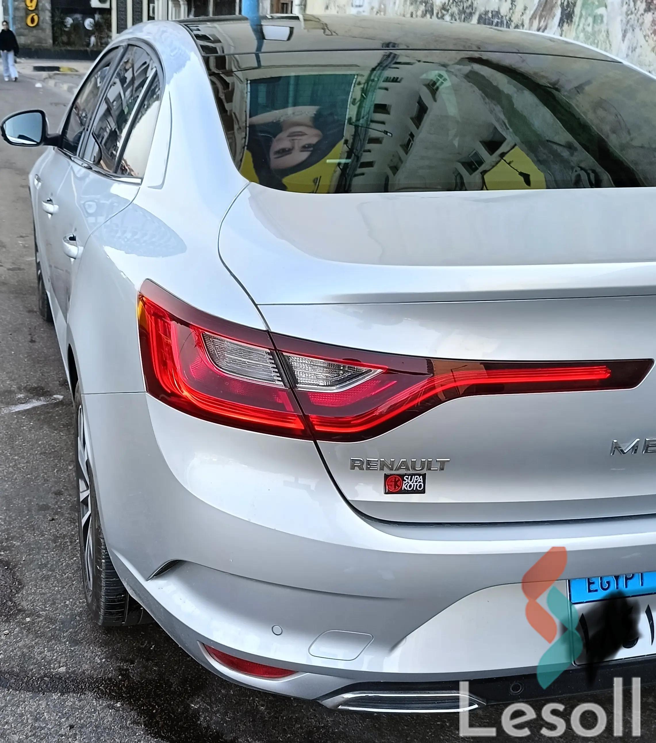 رينو ميجان اوتوماتك مستعملة فضي موديل 2022 - صورة 3