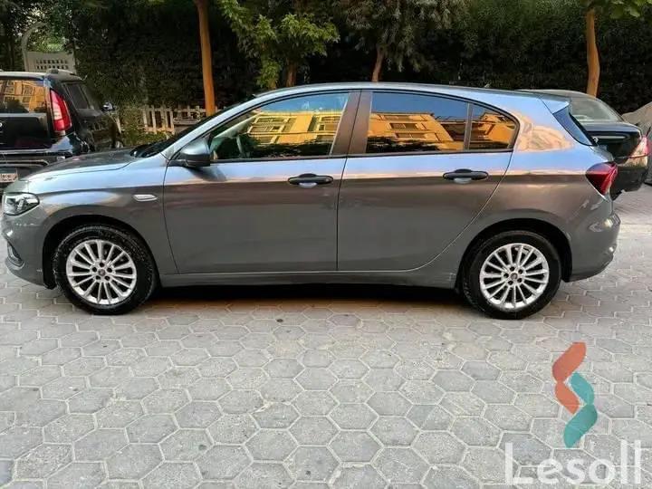 فيات فيات تيبو اوتوماتك مستعملة رمادي داكن موديل 2022 - صورة 3