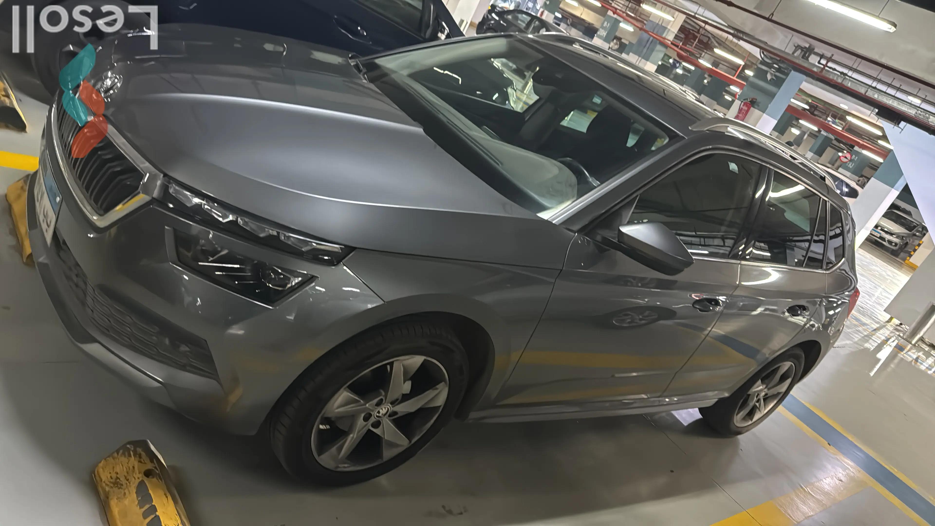 سكودا كاميك اوتوماتك مستعملة فضي موديل 2023 - صورة 4