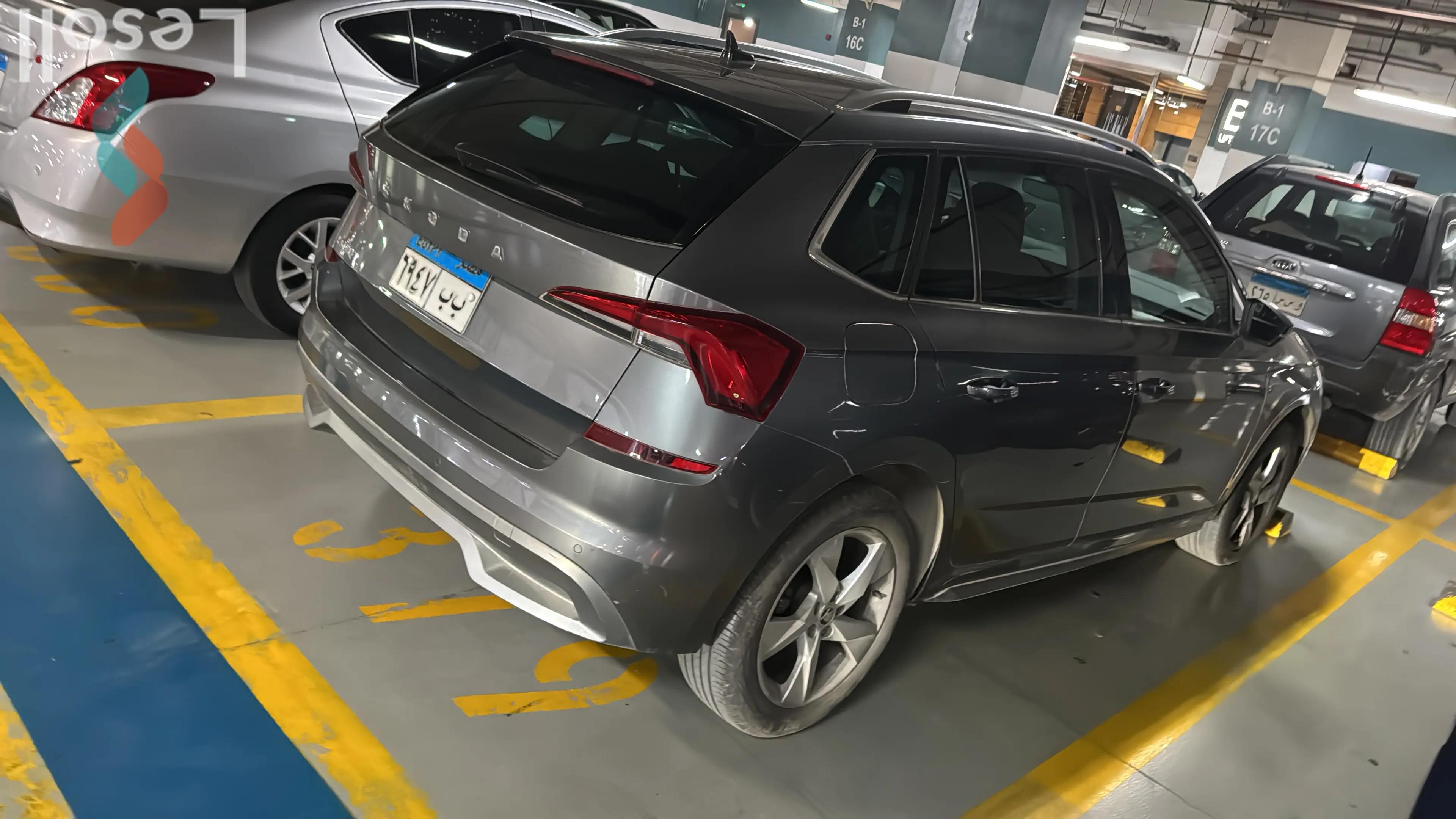 سكودا كاميك اوتوماتك مستعملة فضي موديل 2023 - صورة 3