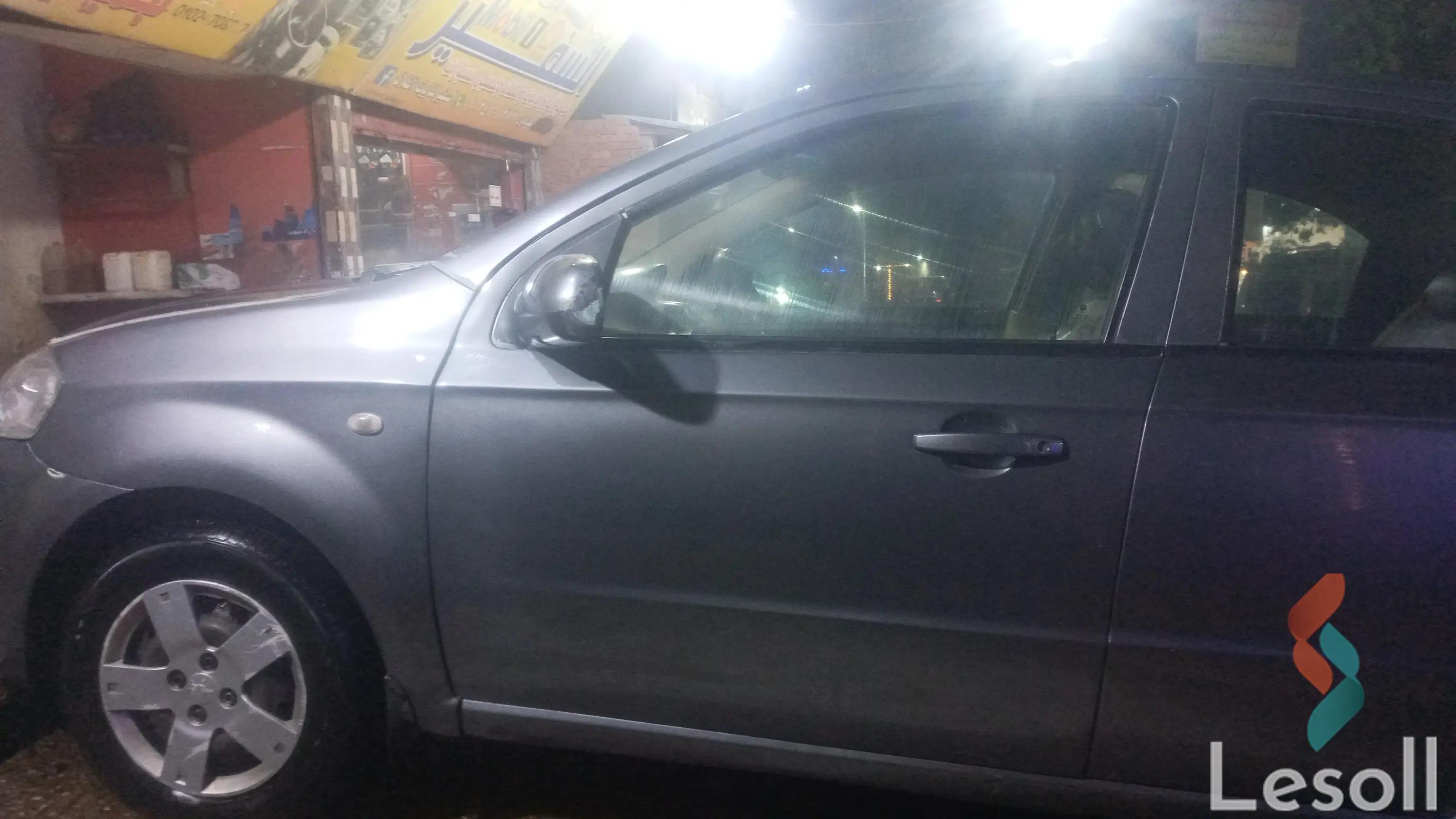 شيفروليه افيو اوتوماتك مستعملة فضي موديل 2010 - صورة 2