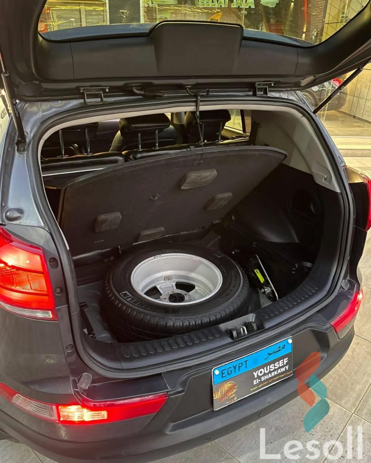 كيا سبورتاج اوتوماتك مستعملة رمادي داكن موديل 2015 - صورة 2