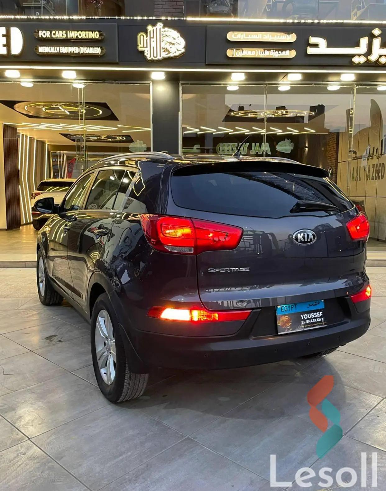 كيا سبورتاج اوتوماتك مستعملة رمادي داكن موديل 2015 - صورة 4