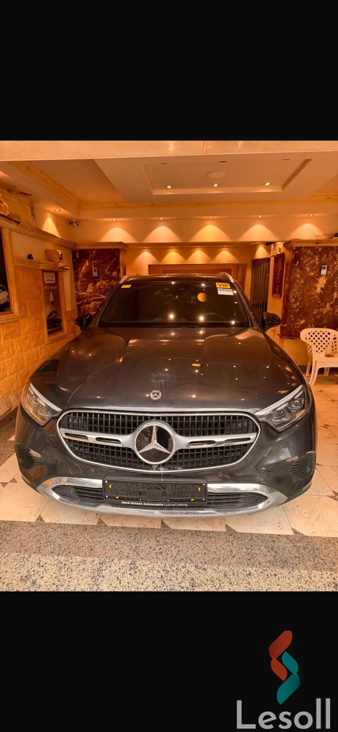 مرسيدس بنز جي ال سي ٣٠٠ اوتوماتك مستعملة رمادي داكن موديل 2023