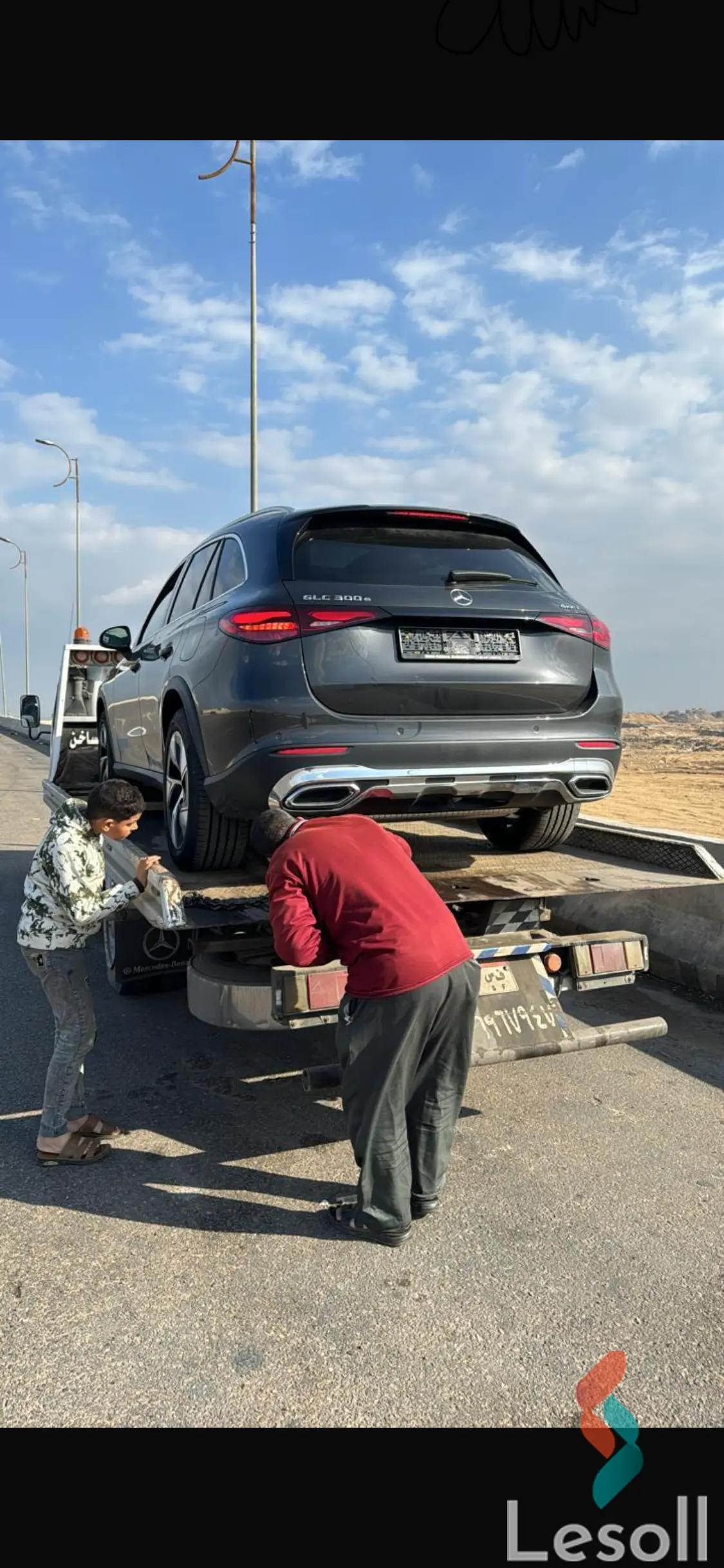 مرسيدس بنز جي ال سي ٣٠٠ اوتوماتك مستعملة رمادي داكن موديل 2023 - كل الصور