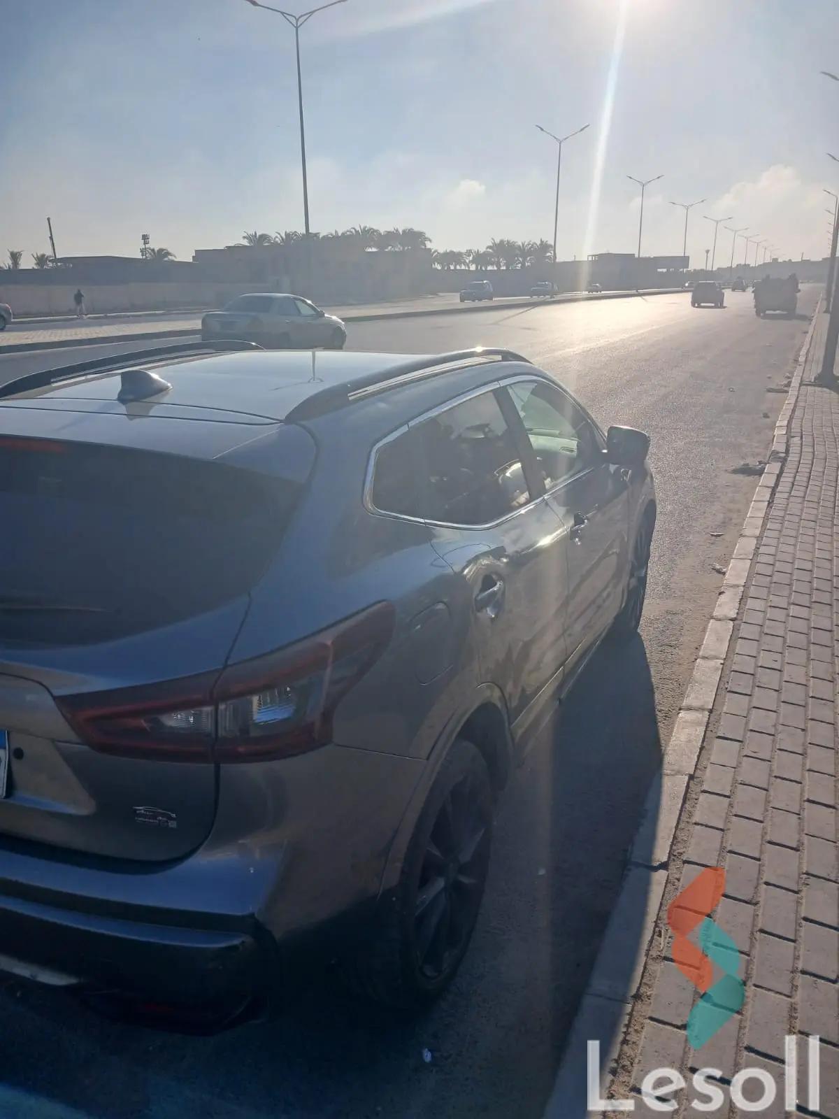 نيسان قشقاي اوتوماتك مستعملة رمادي داكن موديل 2021 - صورة 3