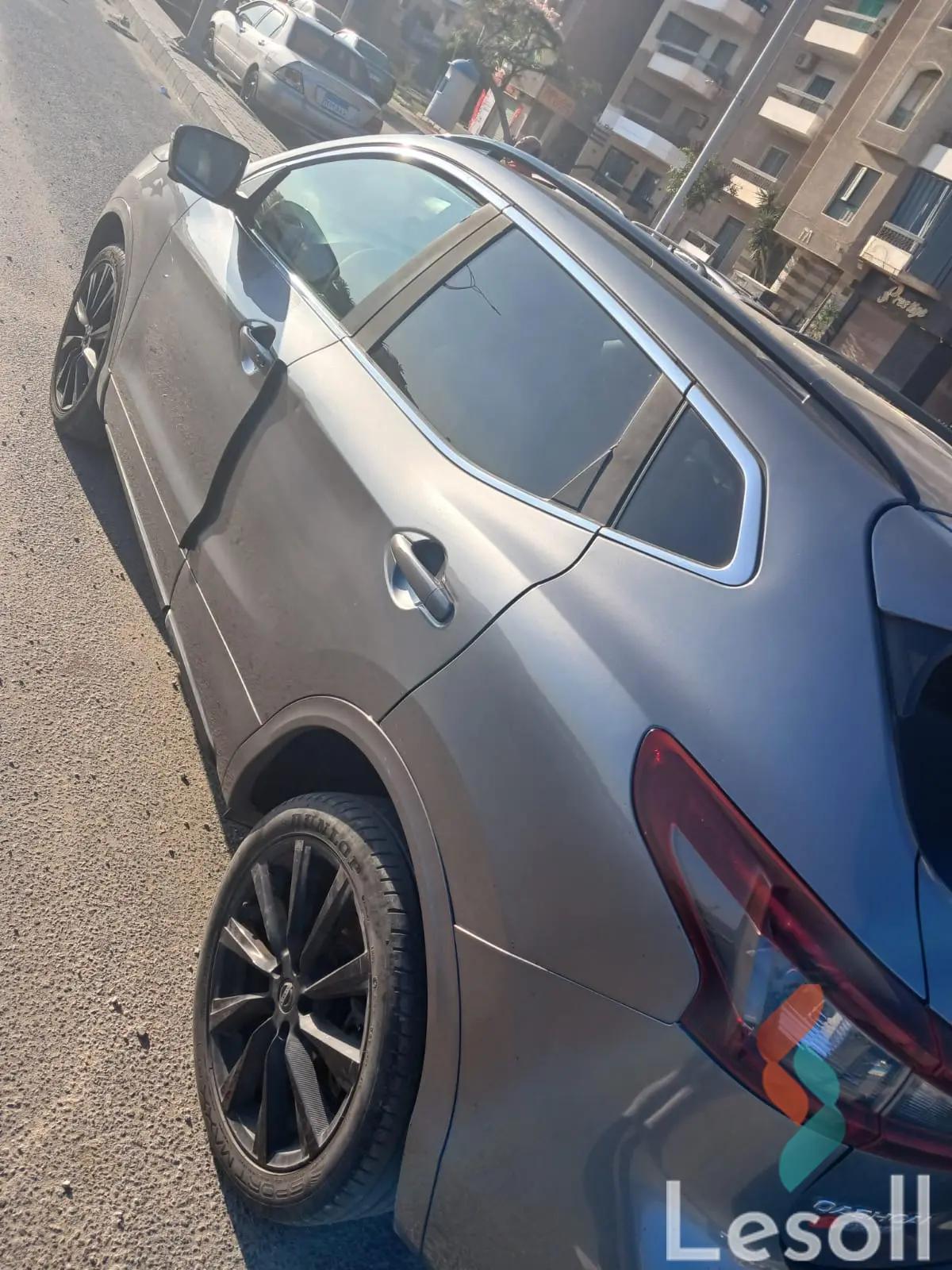 نيسان قشقاي اوتوماتك مستعملة رمادي داكن موديل 2021 - صورة 4