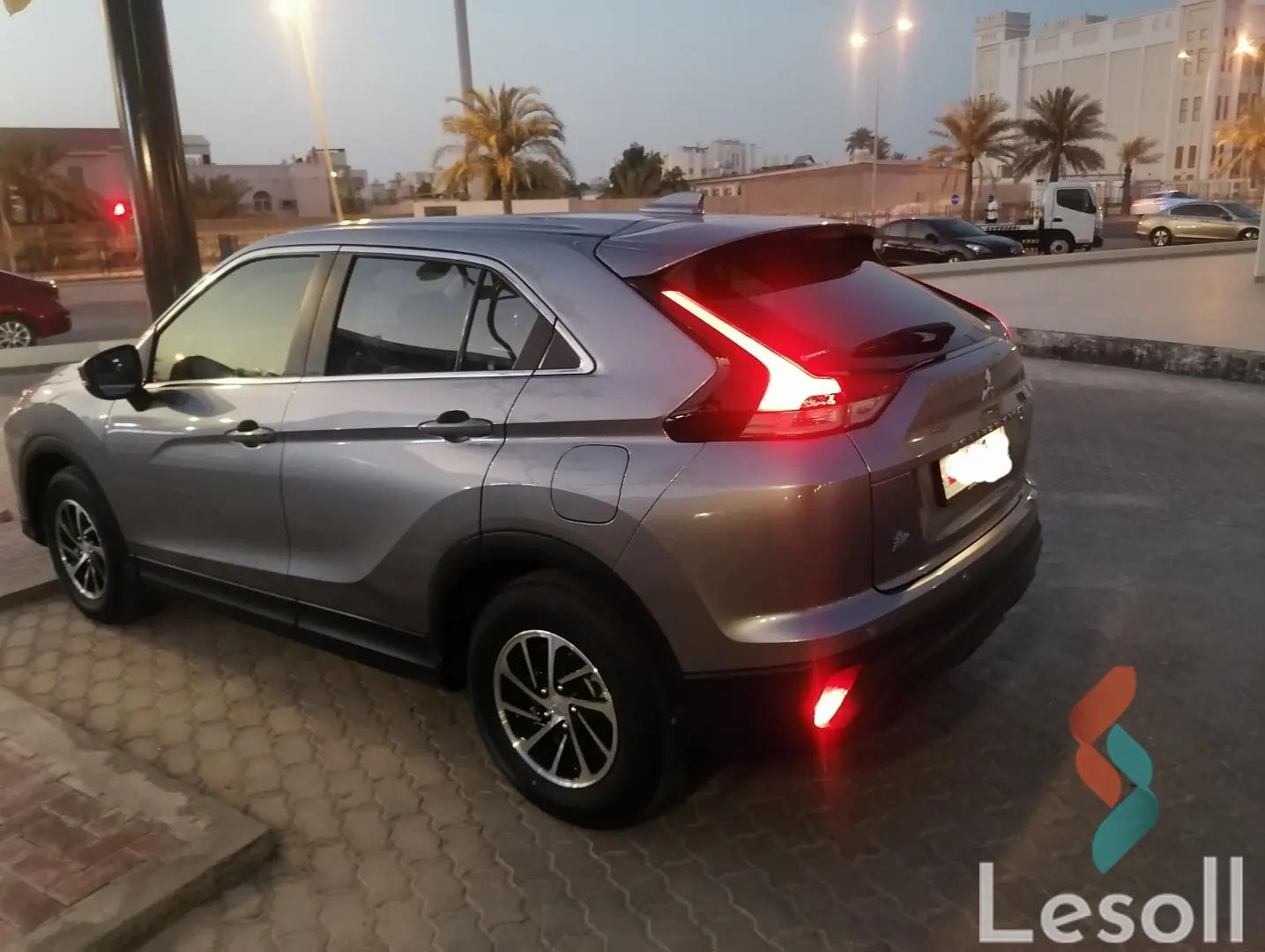 ميتسوبيشي إكليبس كروس اوتوماتك مستعملة رمادي داكن موديل 2022 - صورة 2