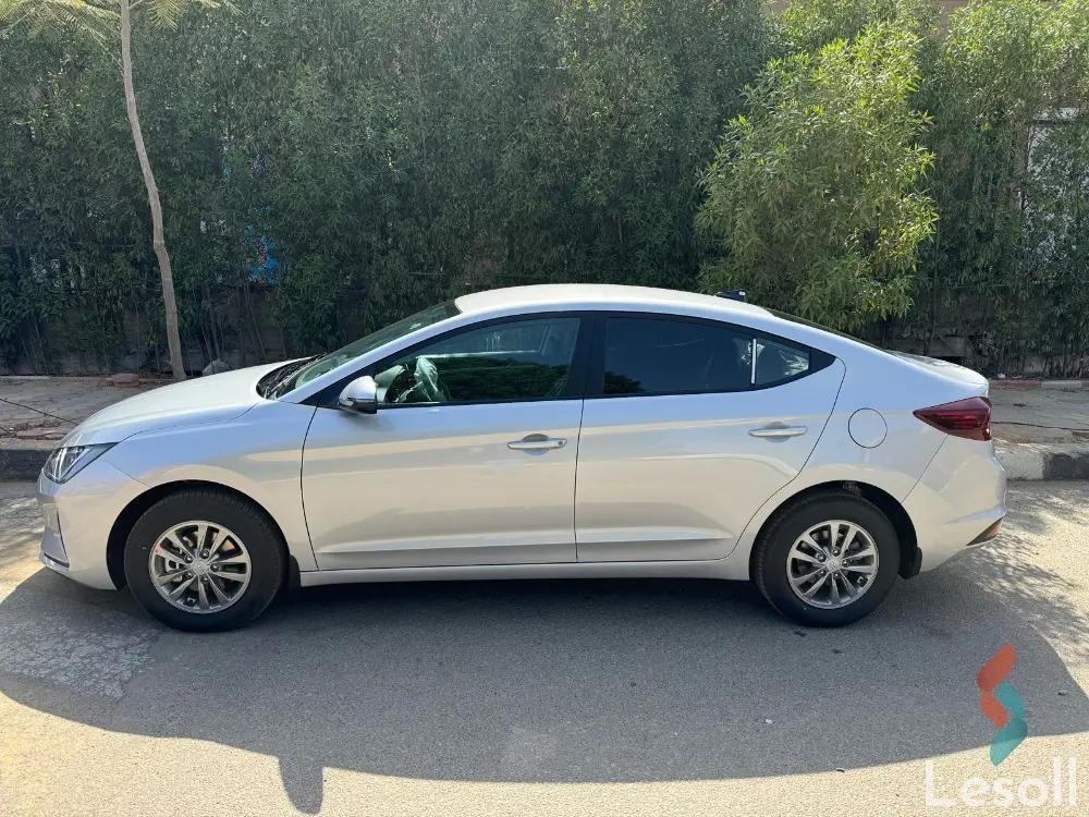 هيونداي إلنترا اوتوماتك مستعملة فضي موديل 2025 - صورة 2