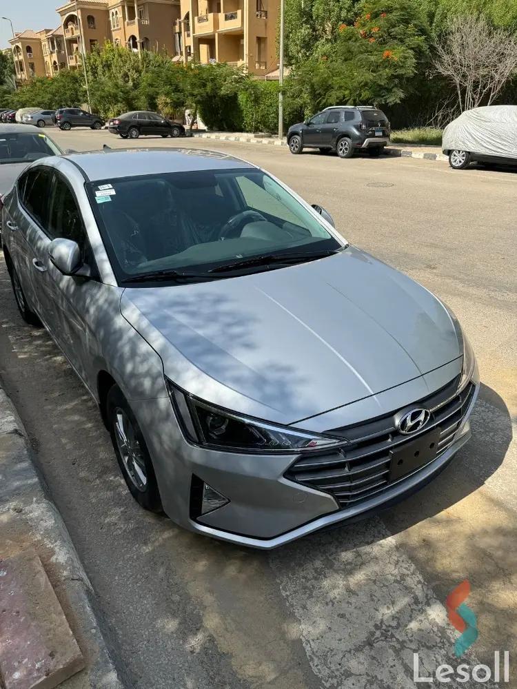 هيونداي إلنترا اوتوماتك مستعملة فضي موديل 2025 - صورة 4