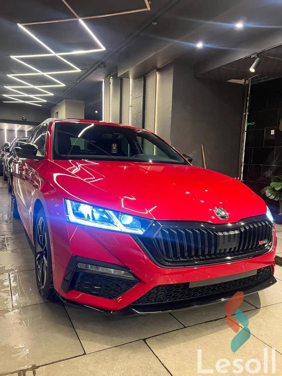 سكودا أوكتافيا أر أس اوتوماتك مستعملة أحمر موديل 2022 - صورة 2