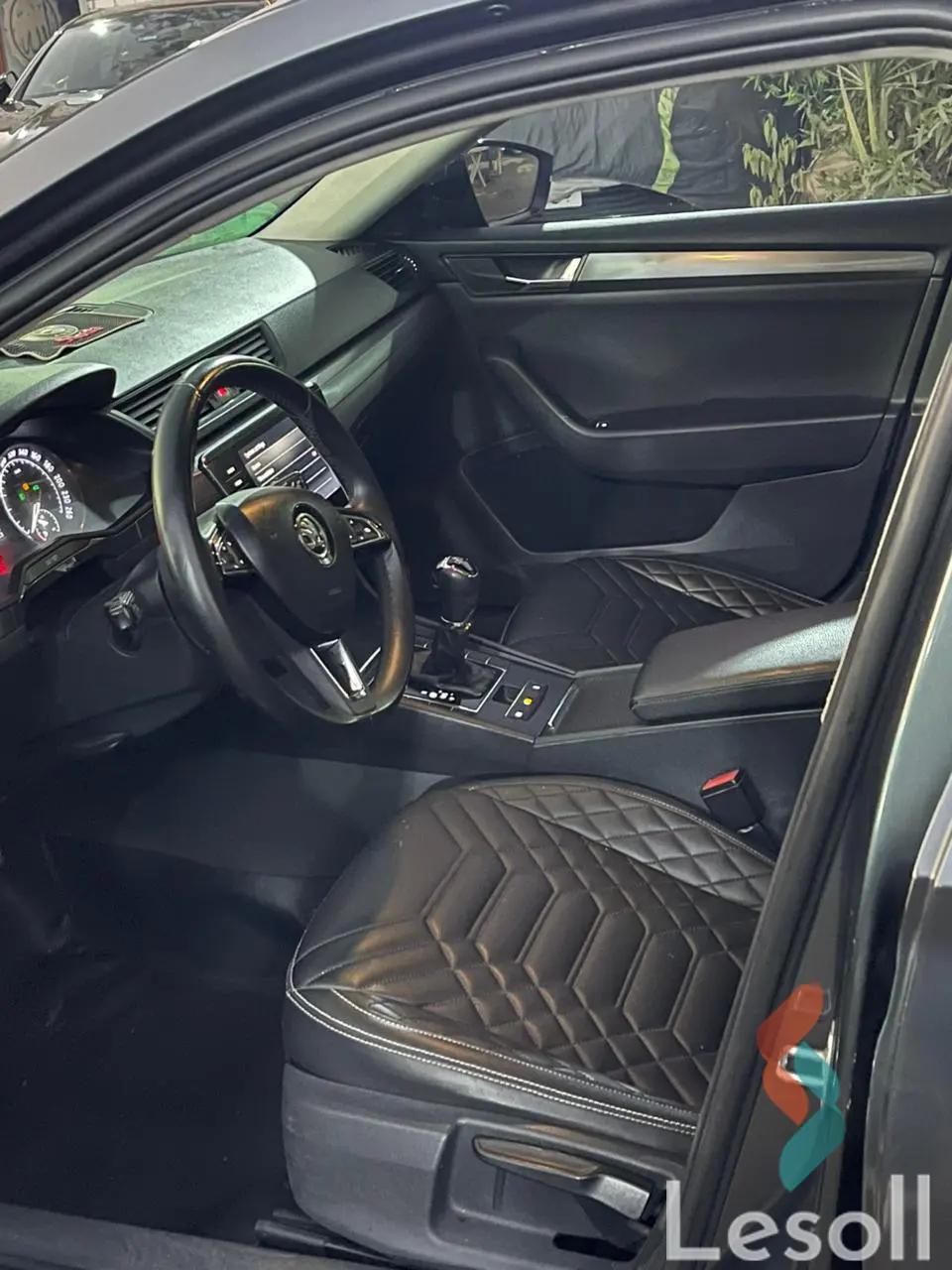 سكودا سوبيرب اوتوماتك مستعملة رمادي داكن موديل 2018 - صورة 3