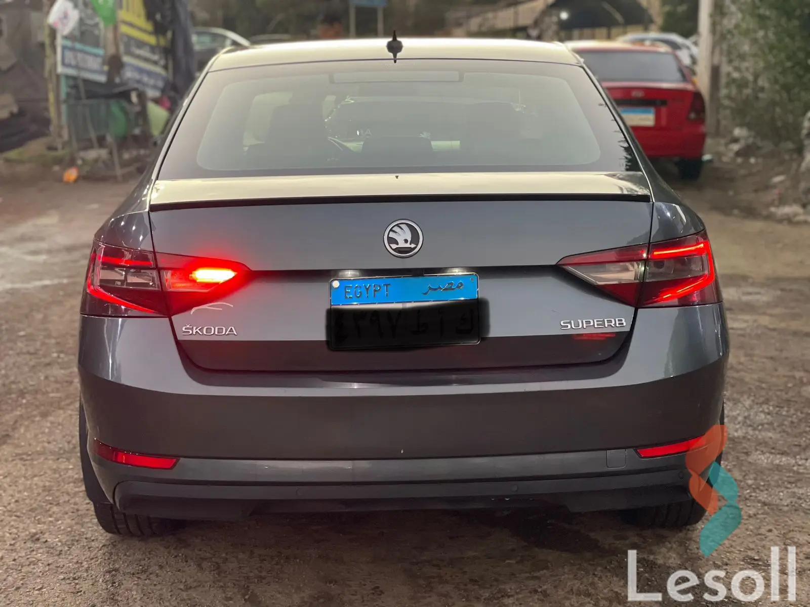 سكودا سوبيرب اوتوماتك مستعملة رمادي داكن موديل 2018 - صورة 2