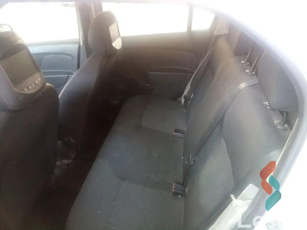 رينو لوجان اوتوماتك مستعملة فضي موديل 2015 - صورة 4