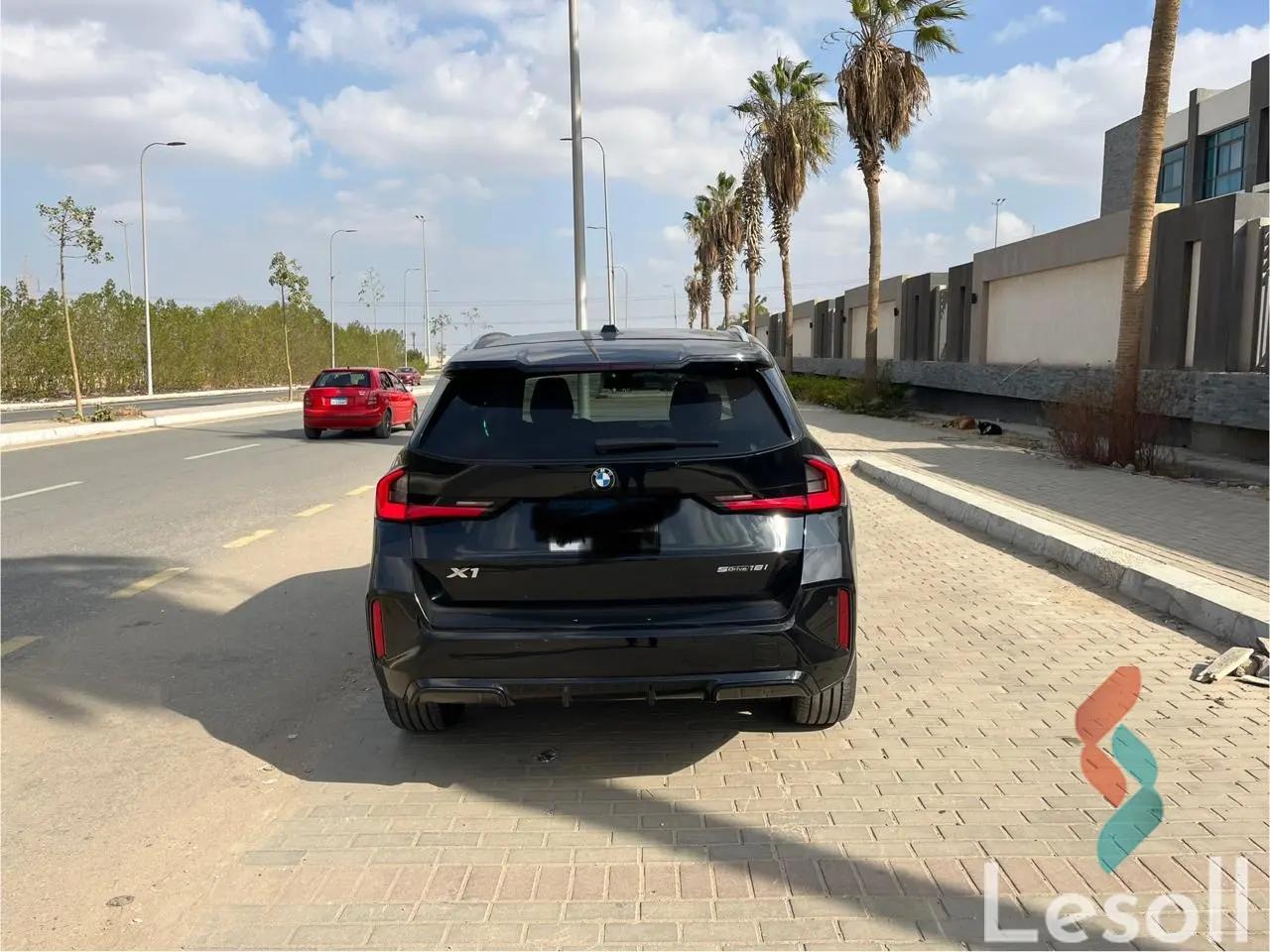 بي ام دبليو x1 اوتوماتك مستعملة أسود موديل 2023 - صورة 3