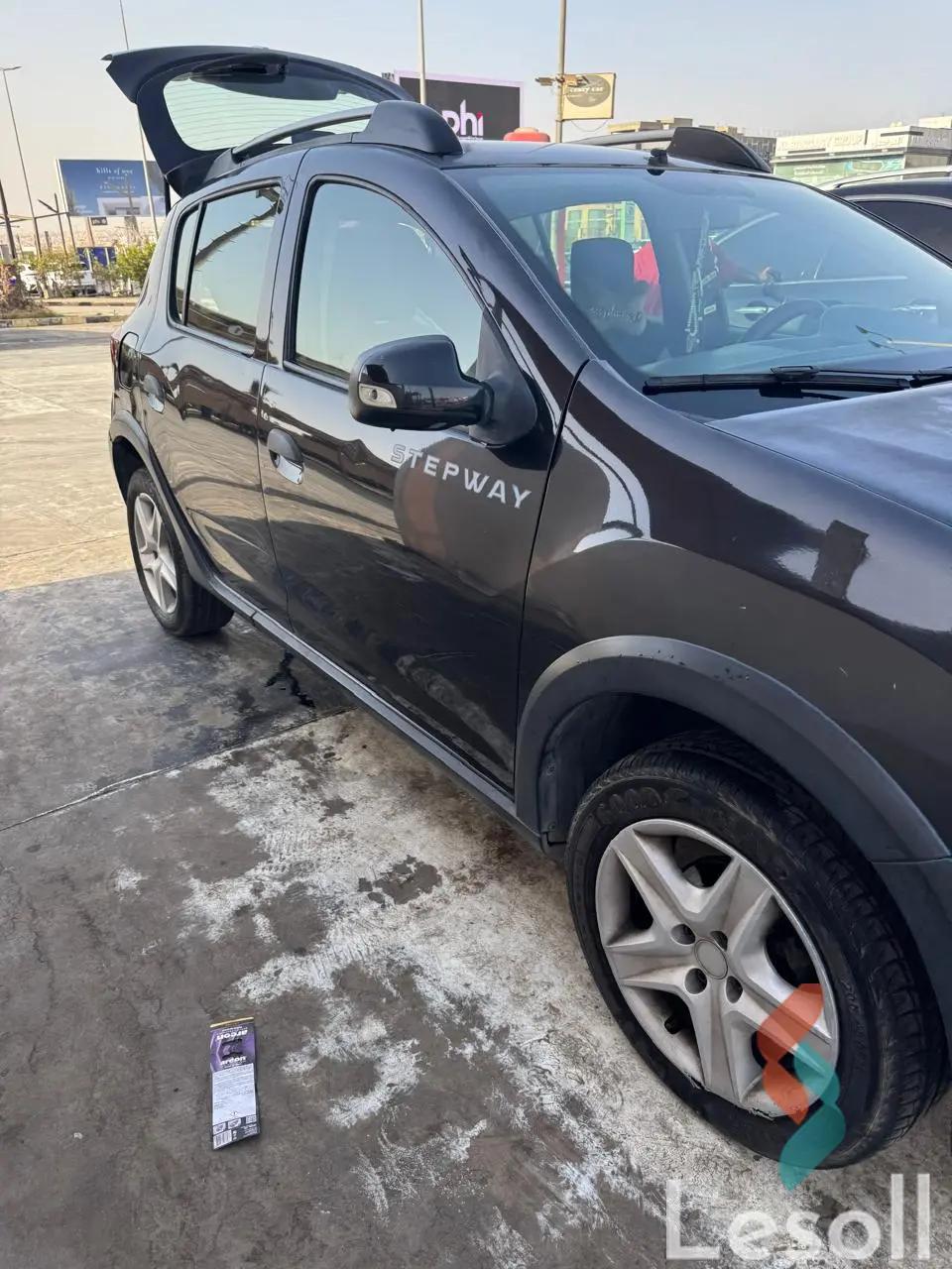 رينو سانديرو مانيوال مستعملة أسود موديل 2016 - صورة 4