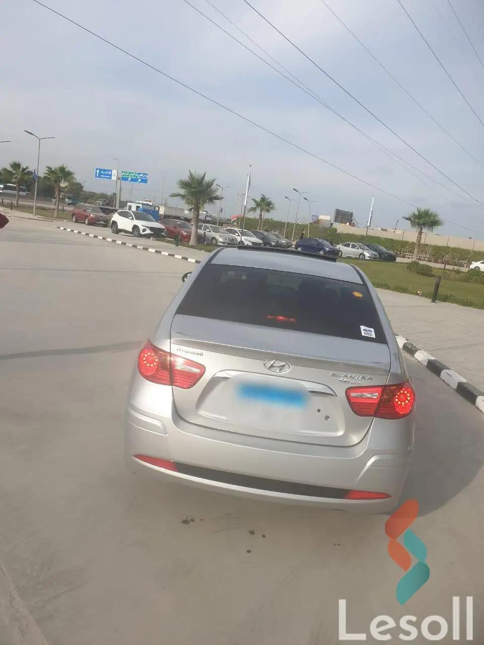 هيونداي إلنترا اوتوماتك مستعملة فضي موديل 2022 - صورة 2