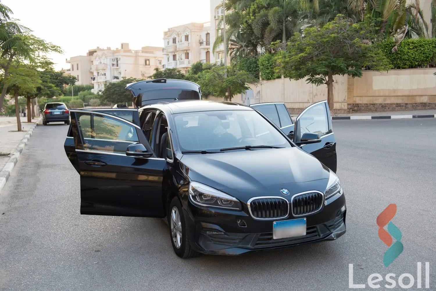 بي ام دبليو 218i اوتوماتك مستعملة أسود موديل 2020 - صورة 4