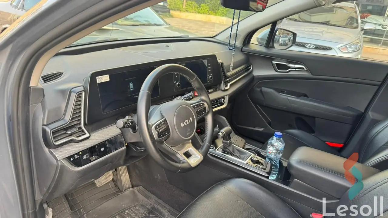 كيا سبورتاج اوتوماتك مستعملة رمادي داكن موديل 2023