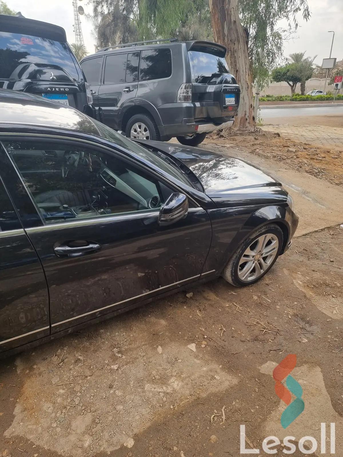 مرسيدس بنز ١٨٠ سي اوتوماتك مستعملة أسود موديل 2013 - صورة 4