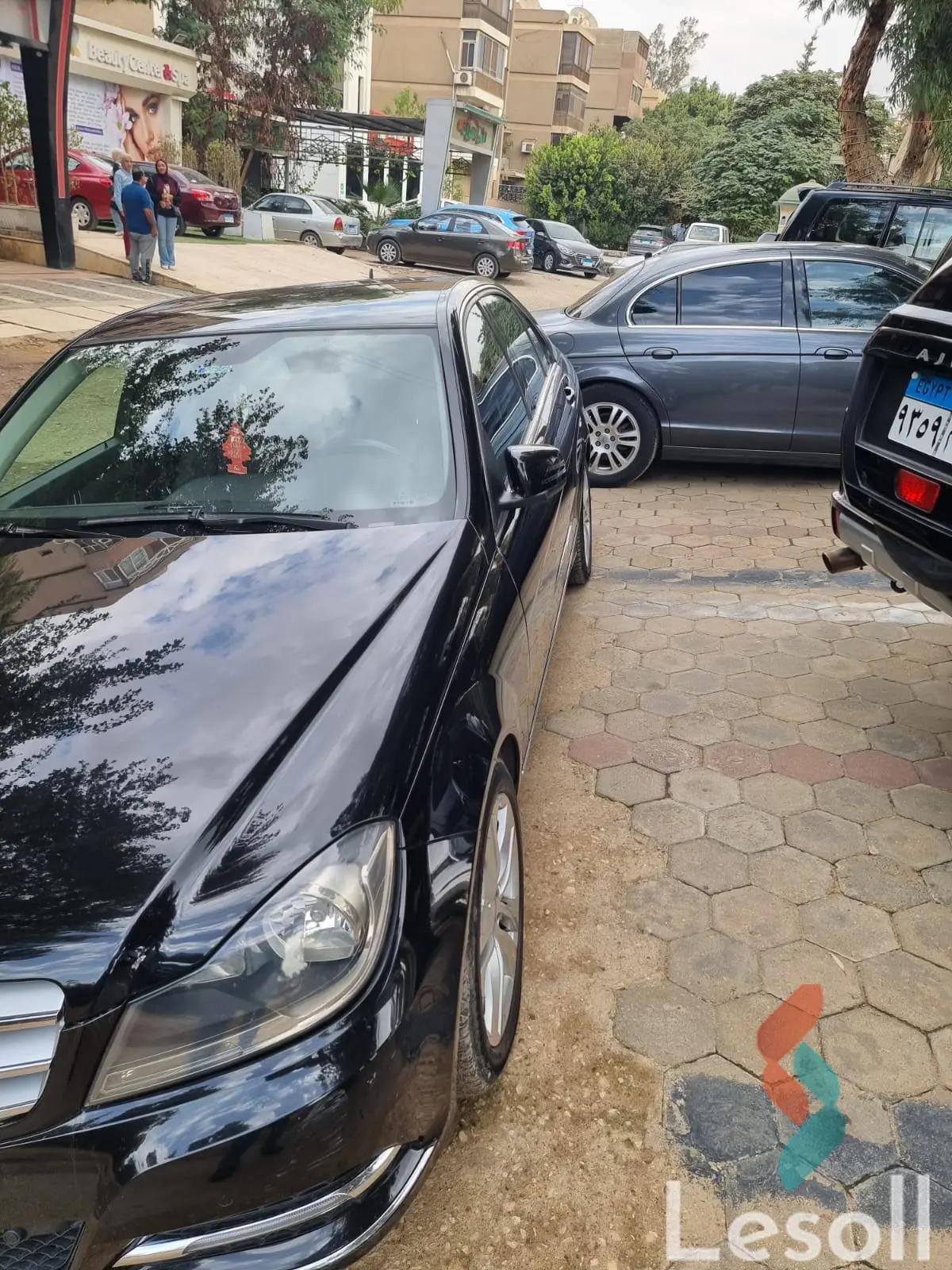 مرسيدس بنز ١٨٠ سي اوتوماتك مستعملة أسود موديل 2013 - صورة 3