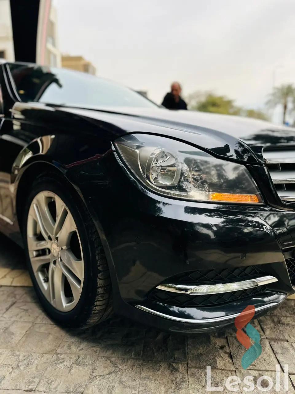 مرسيدس بنز ١٨٠ سي اوتوماتك مستعملة أسود موديل 2013 - الصورة الرئيسية