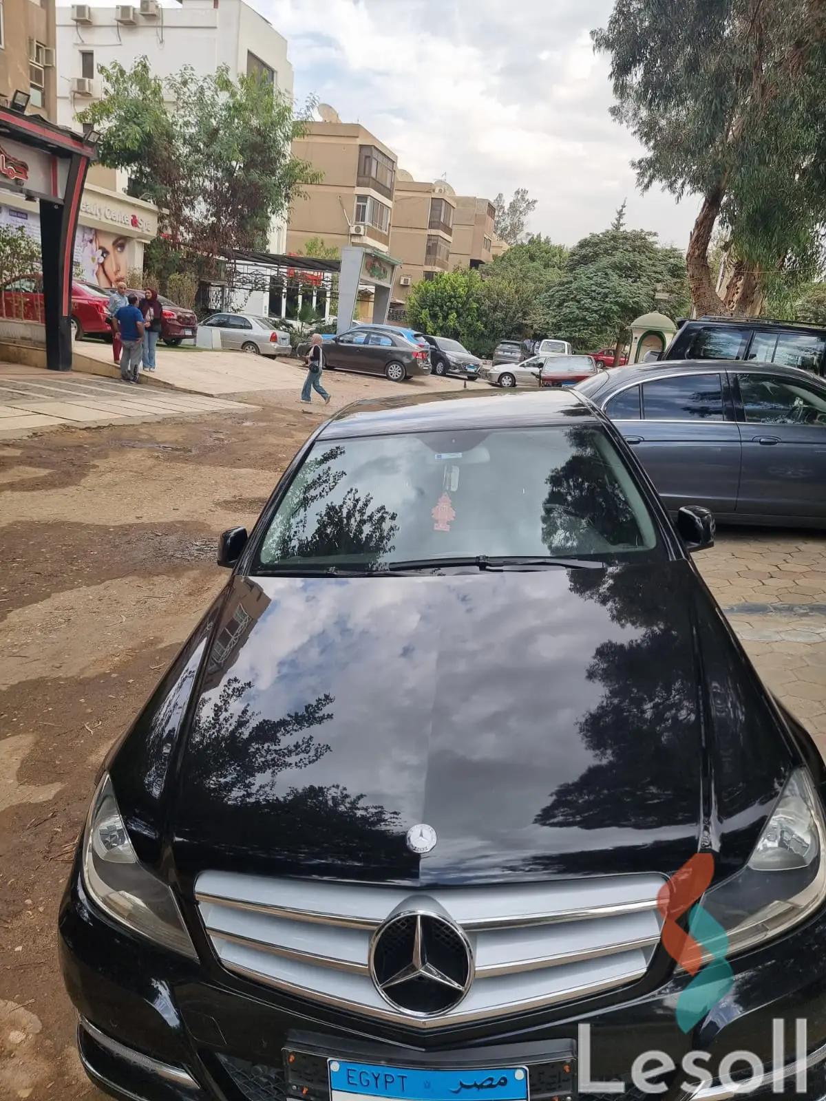 مرسيدس بنز ١٨٠ سي اوتوماتك مستعملة أسود موديل 2013 - صورة 2