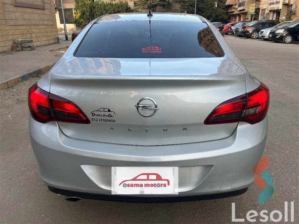 أوبل أسترا اوتوماتك مستعملة فضي موديل 2021