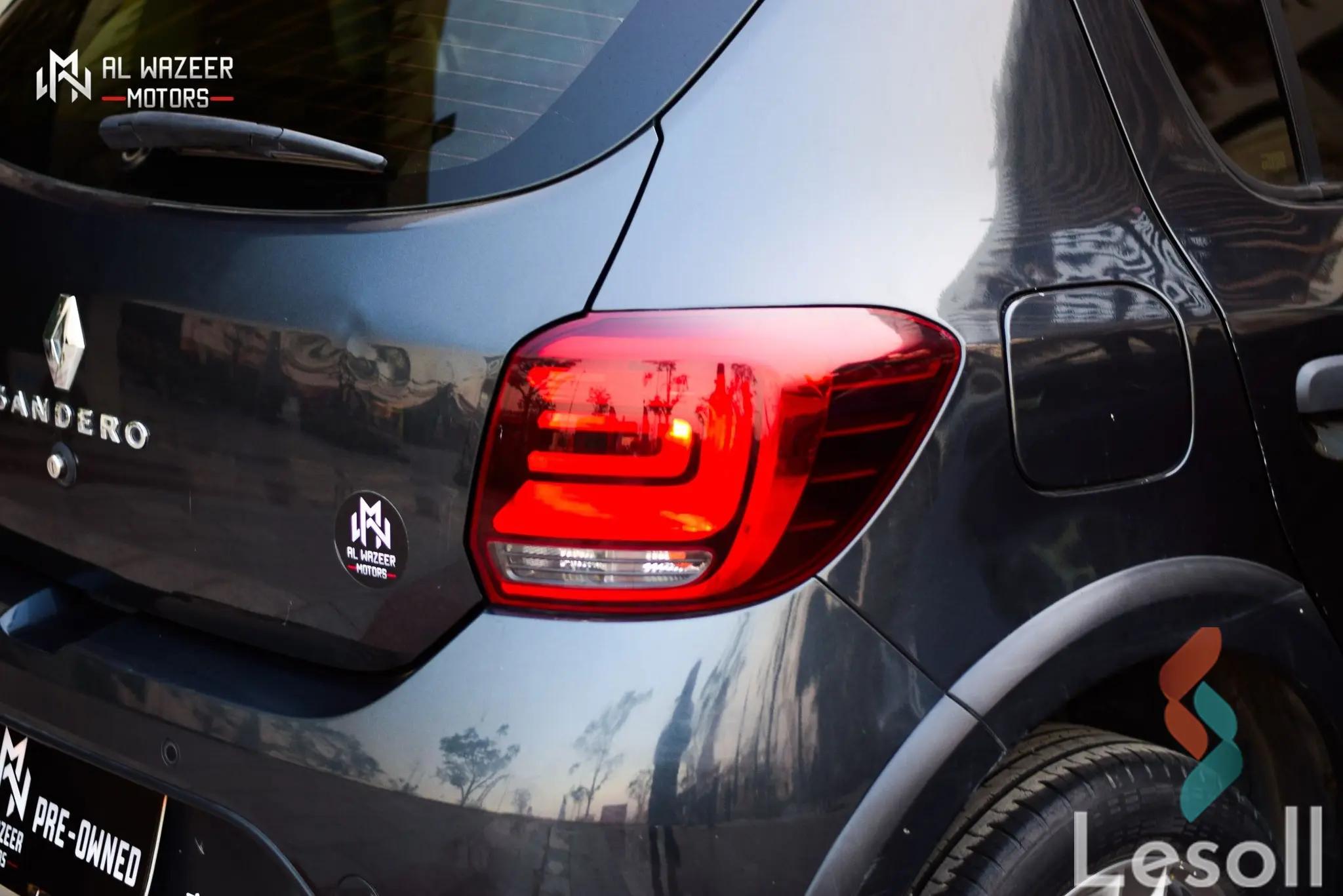 رينو سانديرو اوتوماتك مستعملة رمادي داكن موديل 2021 - كل الصور